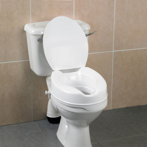Ανυψωτικό τουαλέτας που έχει εφαρμοστεί πάνω σε λεκάνη τουαλέτας